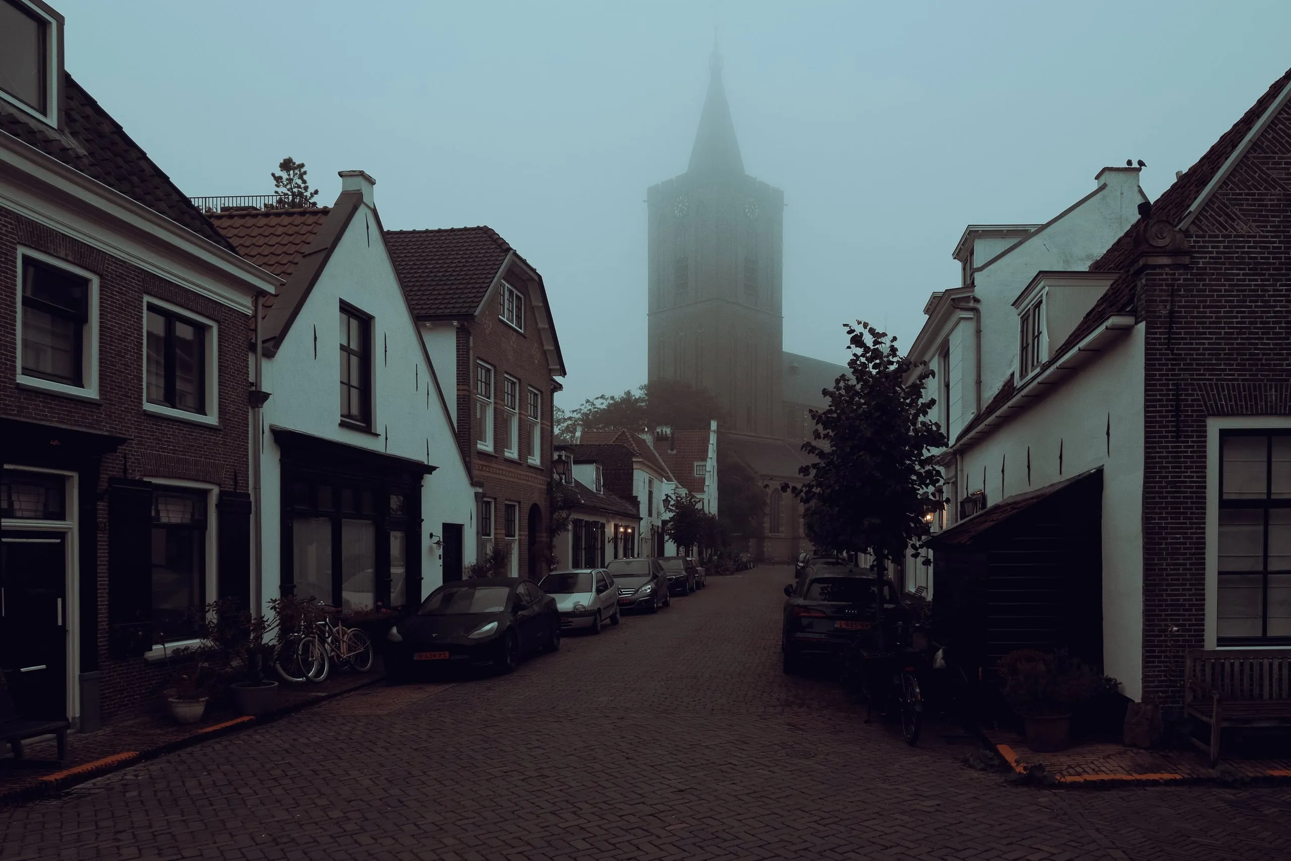 Voorbeeld van Mistige ochtend: Vroege ochtenden in de mist: stille grachten, lege straten en zacht licht.