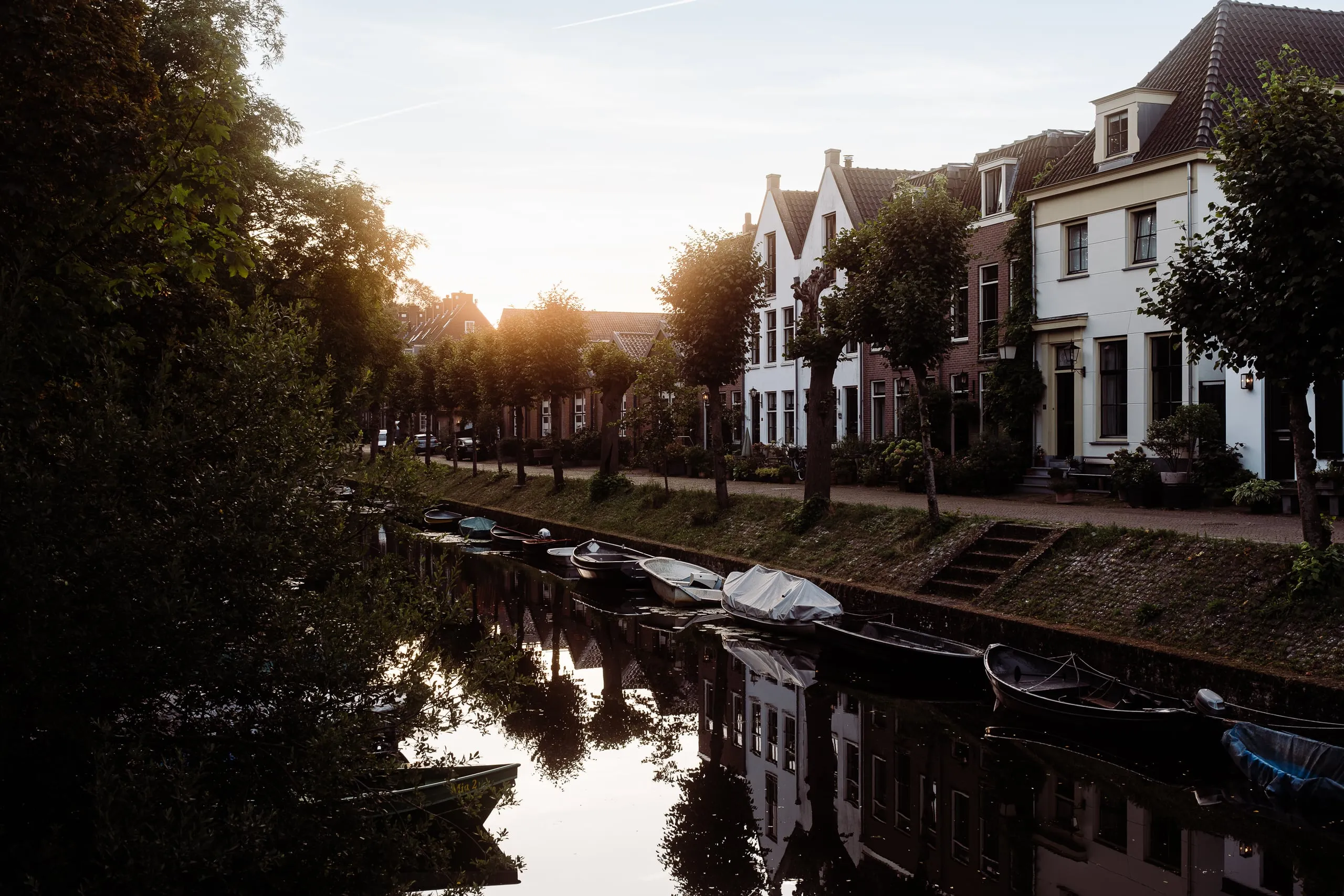 Voorbeeld van Naarden: Naarden: een pittoreske vestingstad in het Gooi, bekend om haar stervormige verdedigingswerken, rijke geschiedenis en culturele bezienswaardigheden.